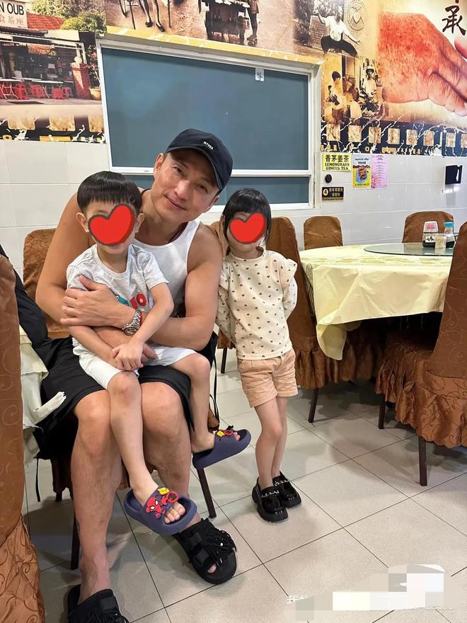 穿老头衫看起来好沧桑本人很亲民49岁陈山聪在马来西亚吃中餐(图4)