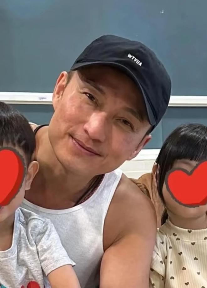 穿老头衫看起来好沧桑本人很亲民49岁陈山聪在马来西亚吃中餐(图2)